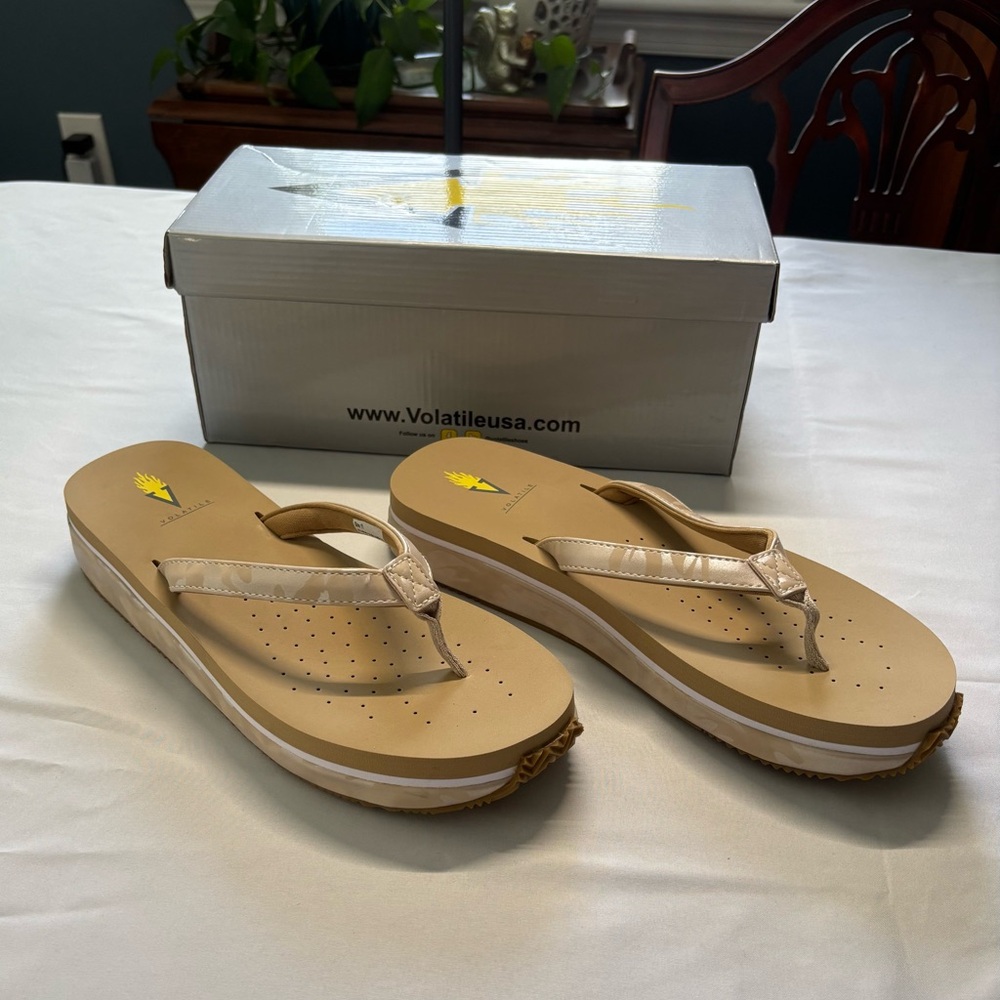 Volatile Women’s Untamed Beige Camo Flip Flop Low Wedge Size 11 New in Box